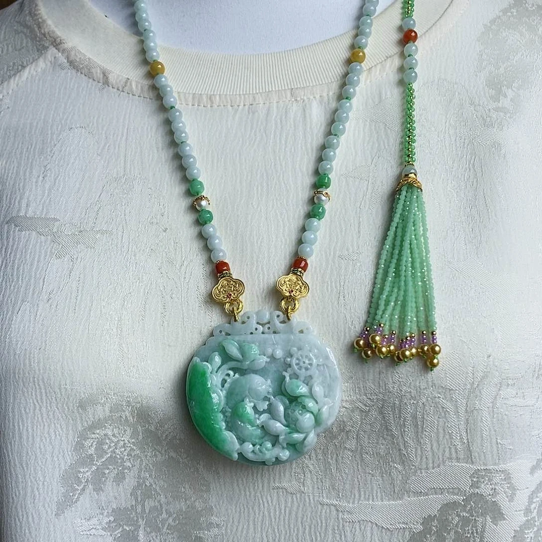 翡翠未镶嵌吊坠(赠链)