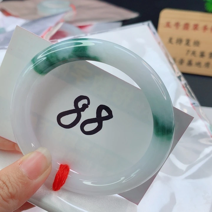 翡翠未镶嵌手镯（圆镯）白底飘绿花