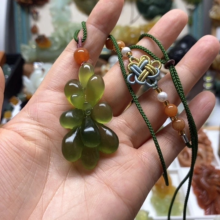 蛇纹石玉未镶嵌颈饰