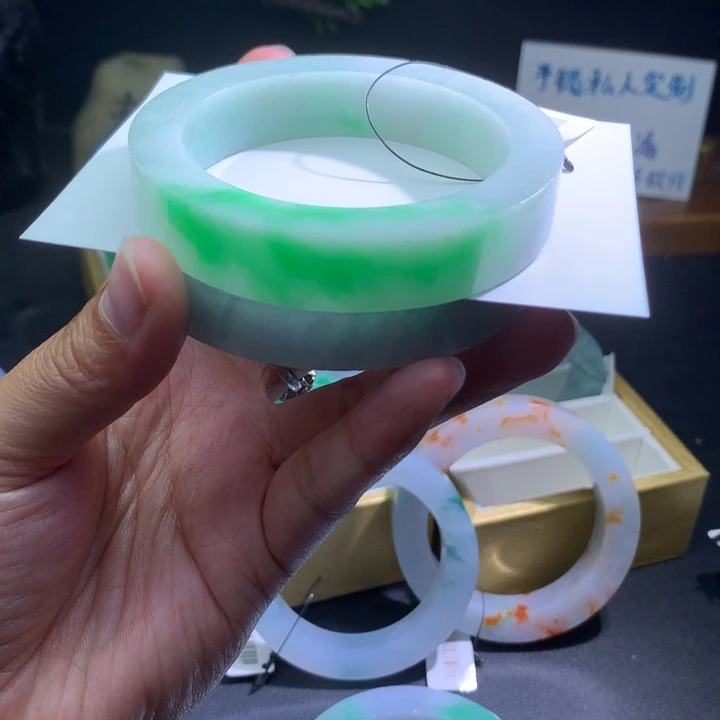 定制翡翠未镶嵌翡翠手镯