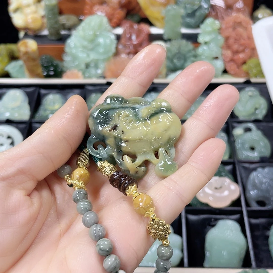 蛇纹石玉颈饰未镶嵌