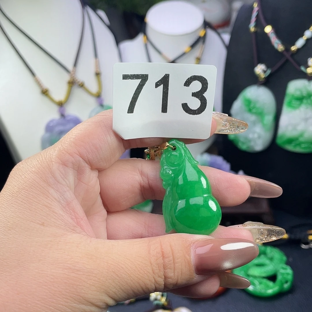 翡翠未镶嵌吊坠(赠链)