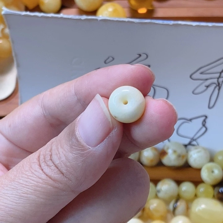 琥珀未镶嵌颈饰天然蜜蜡