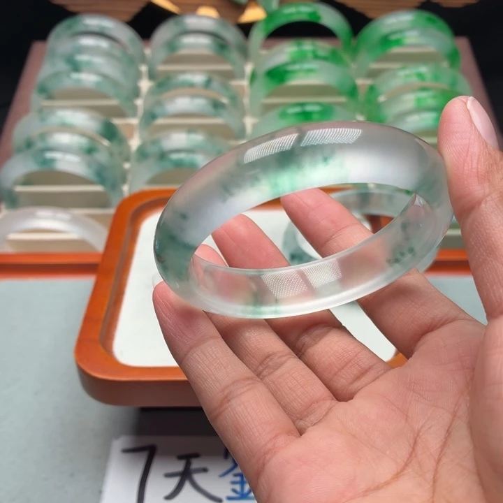 ****彬石英质玉未镶嵌手镯