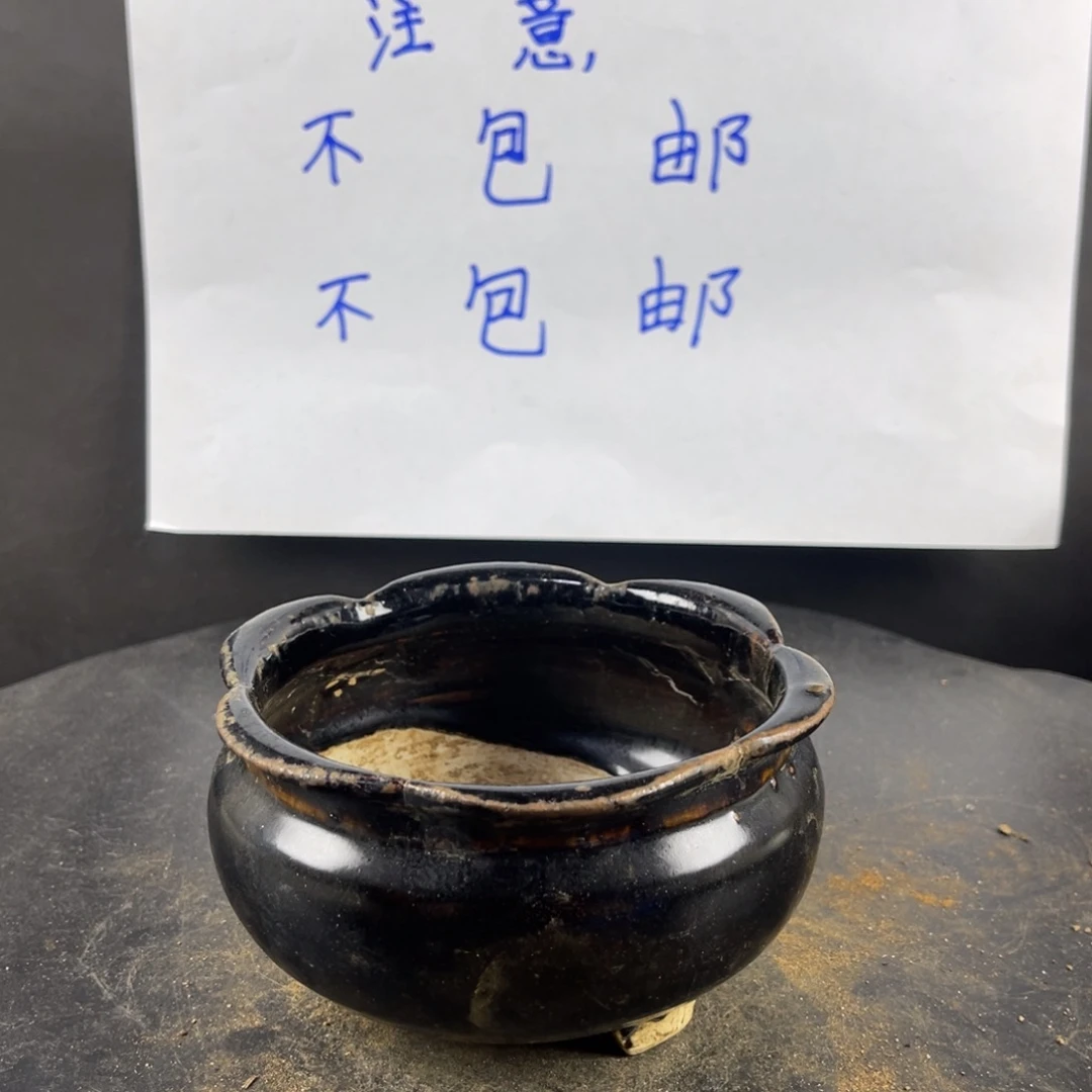 罐漂亮的小瓷器和