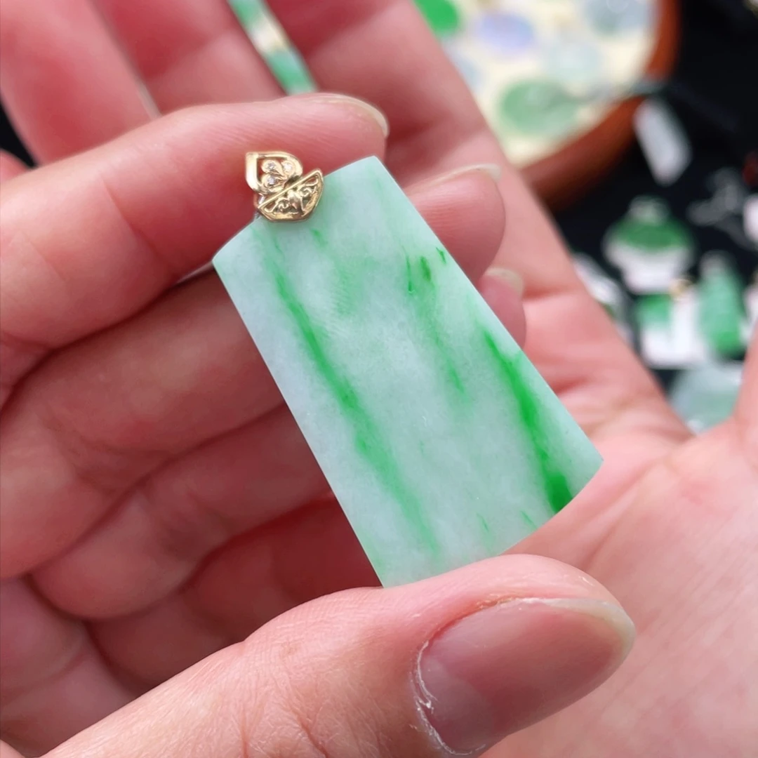 颈饰18K金镶嵌翡翠无事牌