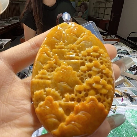 翡翠未镶嵌颈饰一个