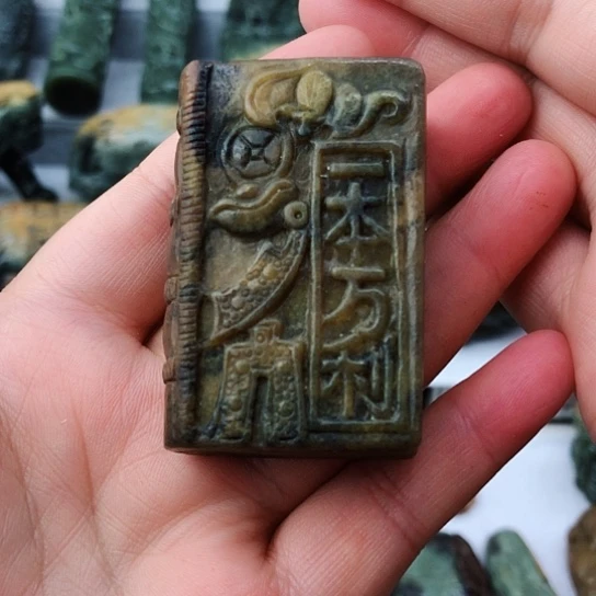 未镶嵌岫岩河磨玉（透闪石质玉）把件