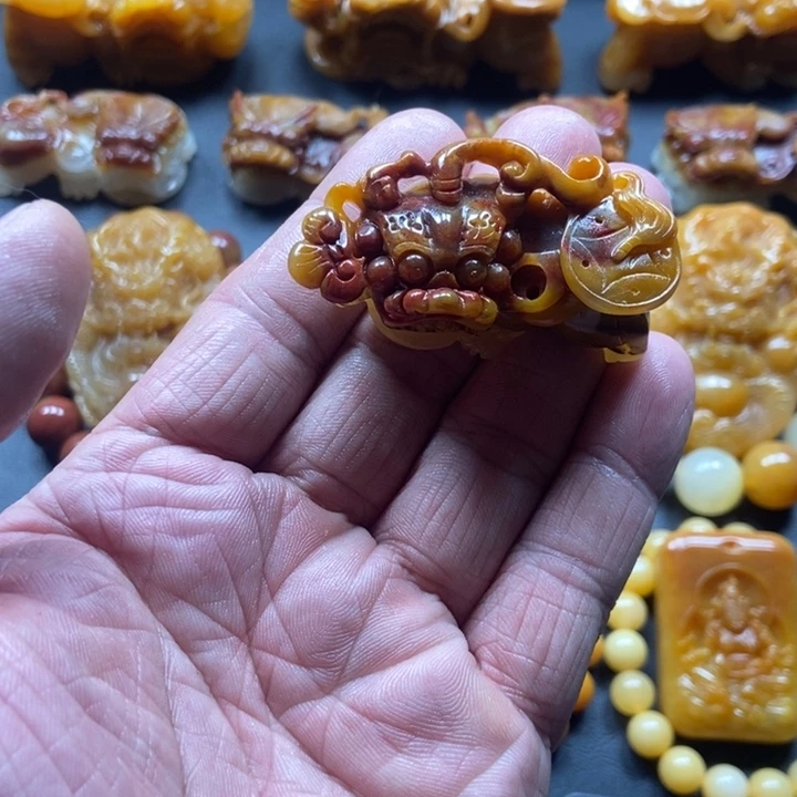 石英质玉（黄龙玉）未镶嵌颈饰