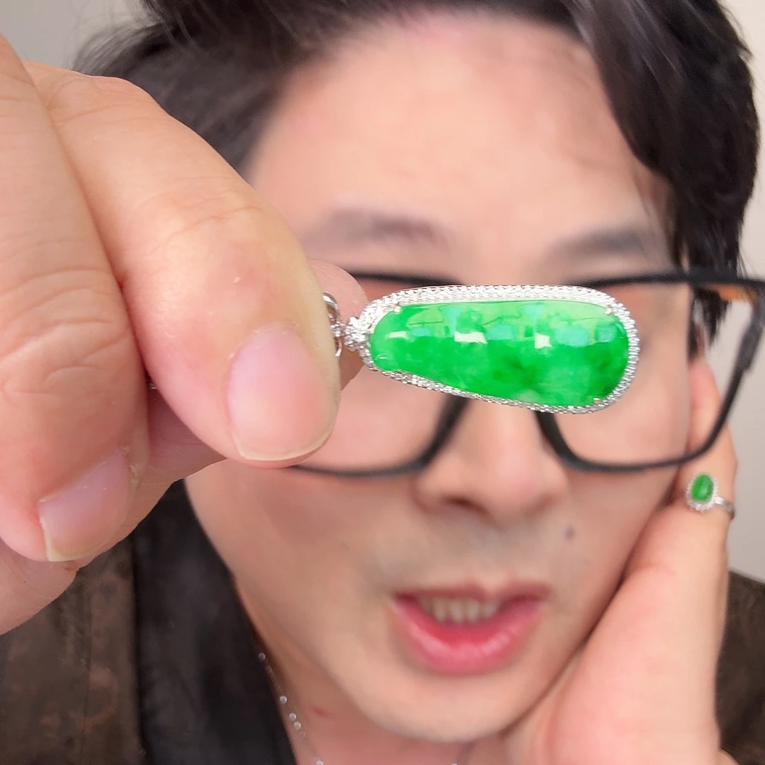 花***騰翡翠18K金镶嵌颈饰一件