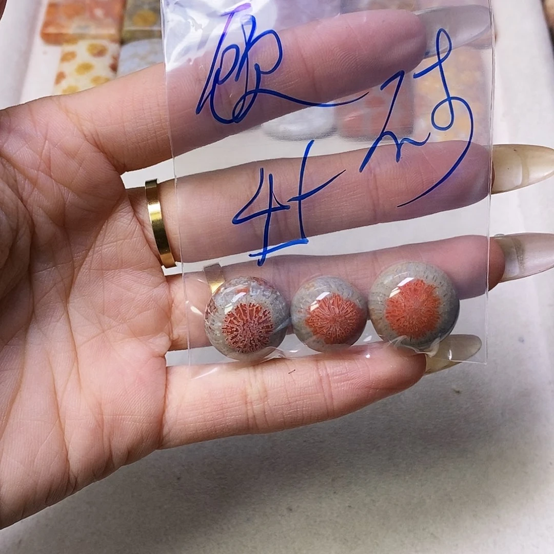 查罗石合金颈饰顾****?