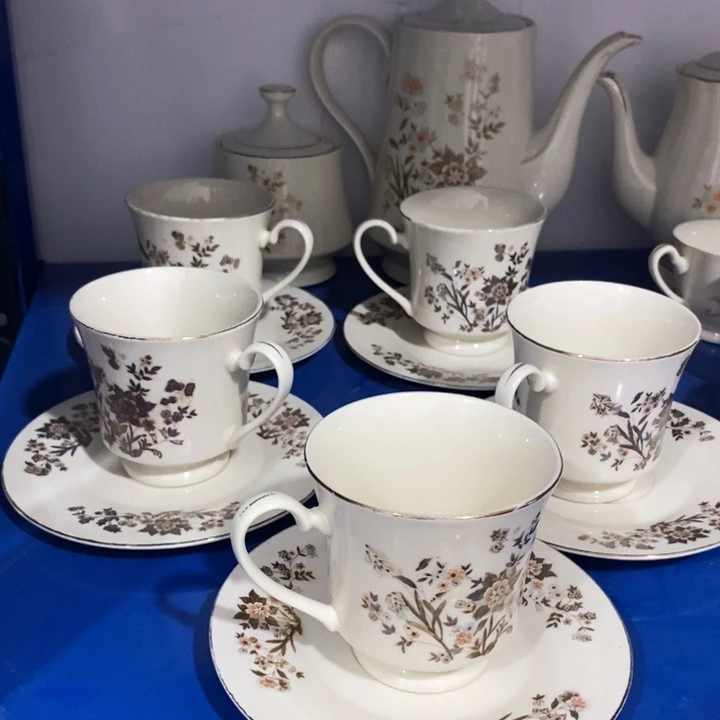 瓷片12头春蕾茶具套装有瑕疵，介意勿拍