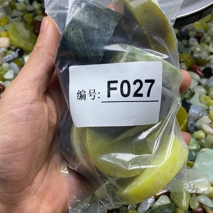 蛇纹石玉鱼缸石未镶嵌