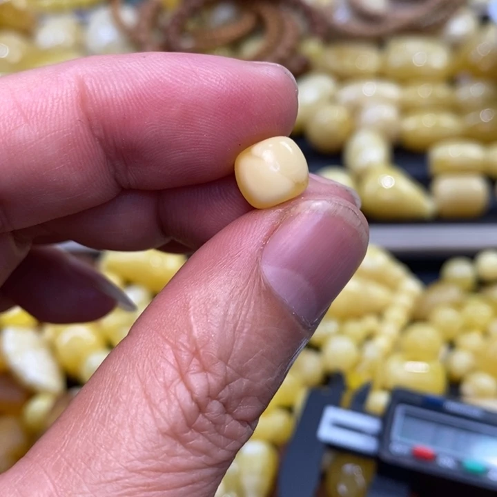 未镶嵌琥珀裸石天然原矿琥珀蜜蜡
