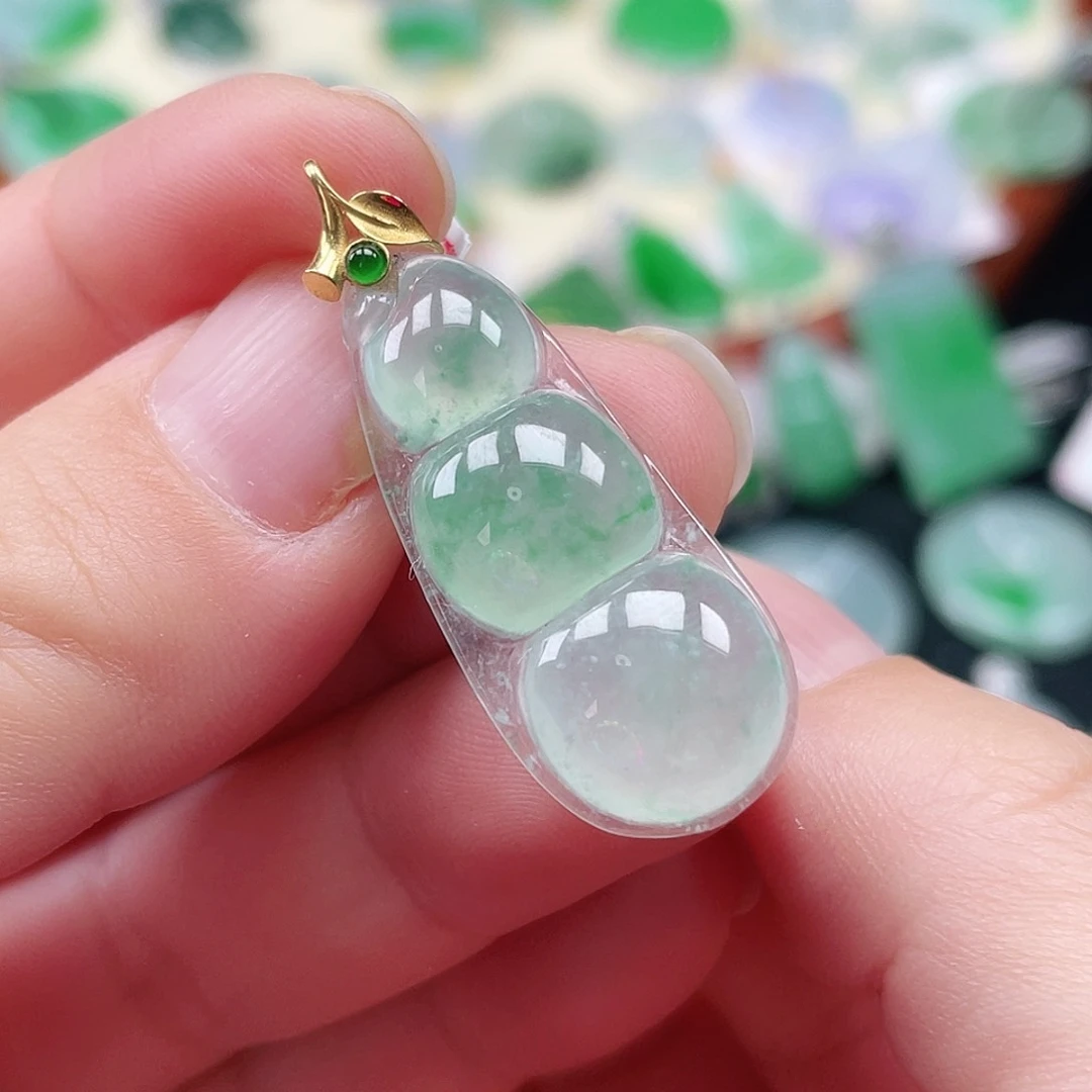 颈饰18K金镶嵌翡翠福豆