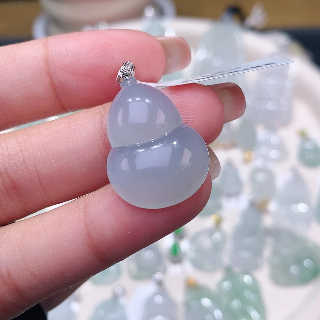 颈饰18K金镶嵌翡翠葫芦