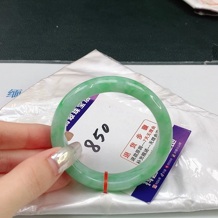 翡翠手镯未镶嵌翡翠手镯