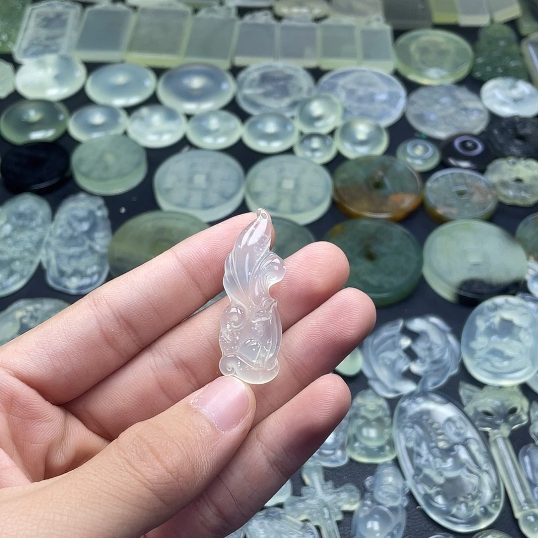 岫玉未镶嵌颈饰九尾狐