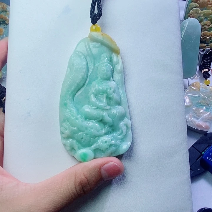 翡翠未镶嵌颈饰人物