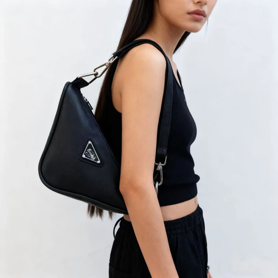 通勤风小众拉链斜挎包简约时尚休闲百搭经典黑色女士