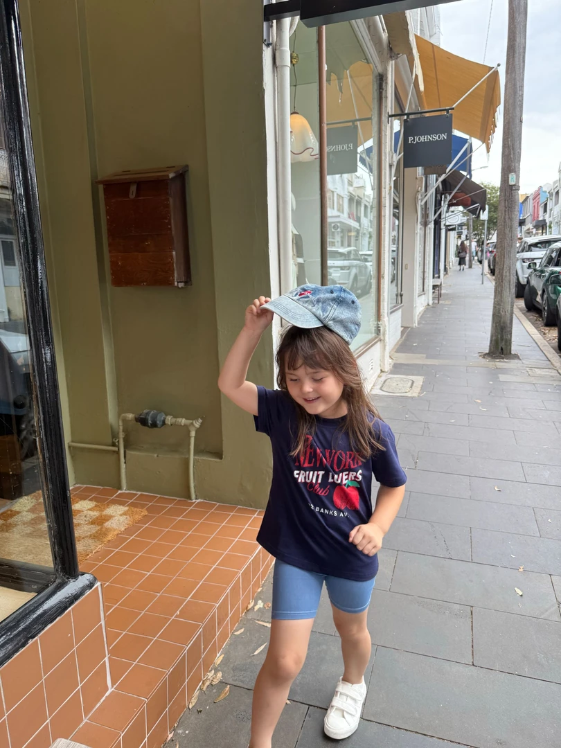 Enya小蘑菇 夏季新款藏蓝苹果中性风儿童外穿T恤做旧风格