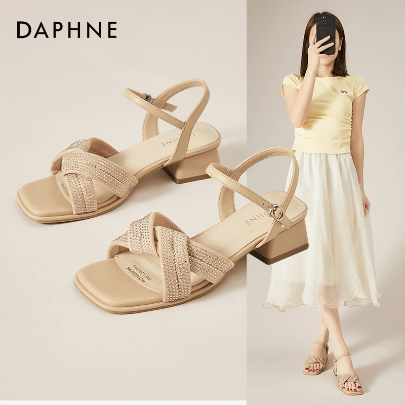 Daphne/达芙妮方头水钻一字扣时装凉鞋女夏粗跟时尚配裙子高跟鞋