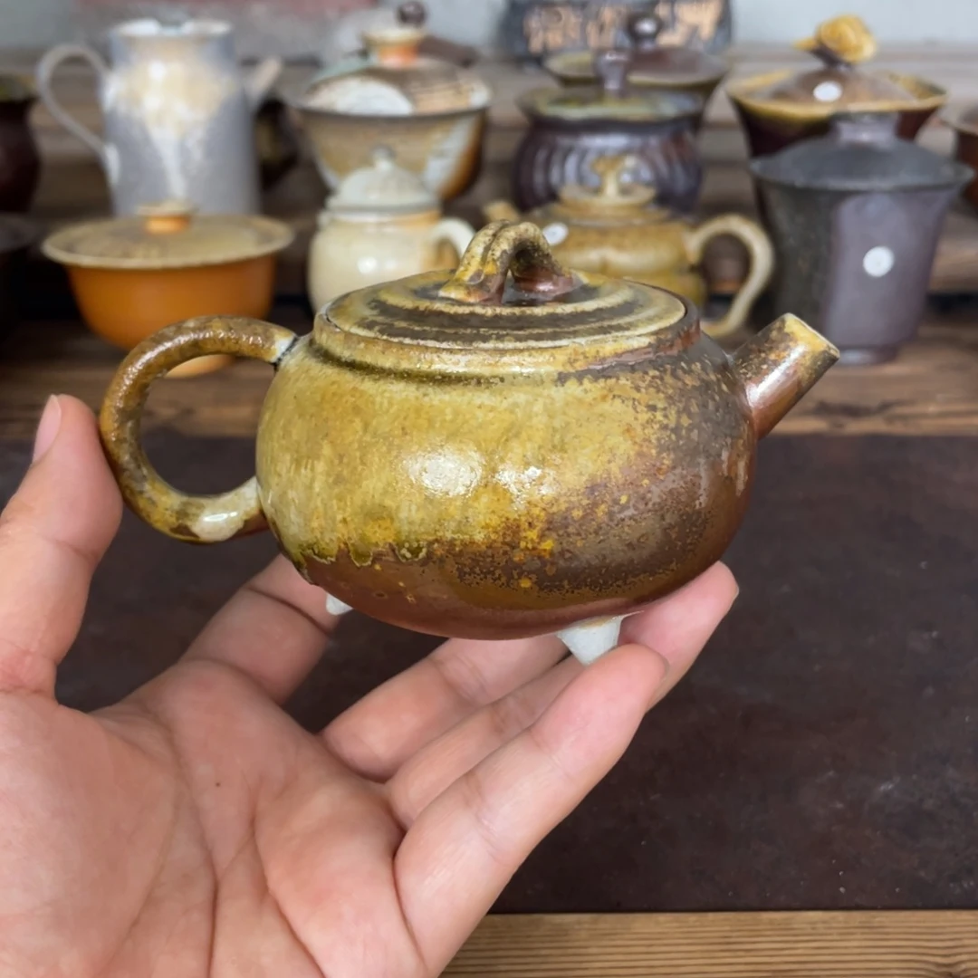 三足鼎立。  柴烧。  陶泥