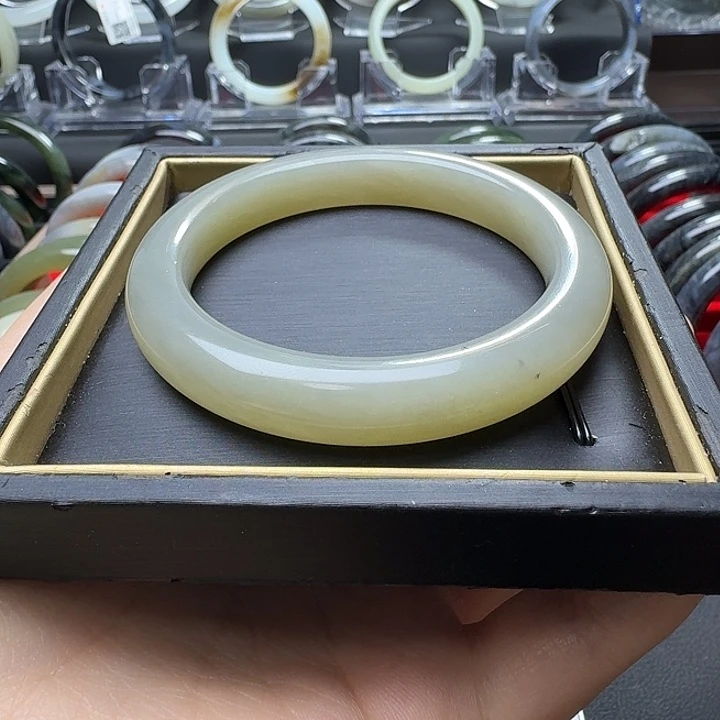 …***…和田玉未镶嵌手镯