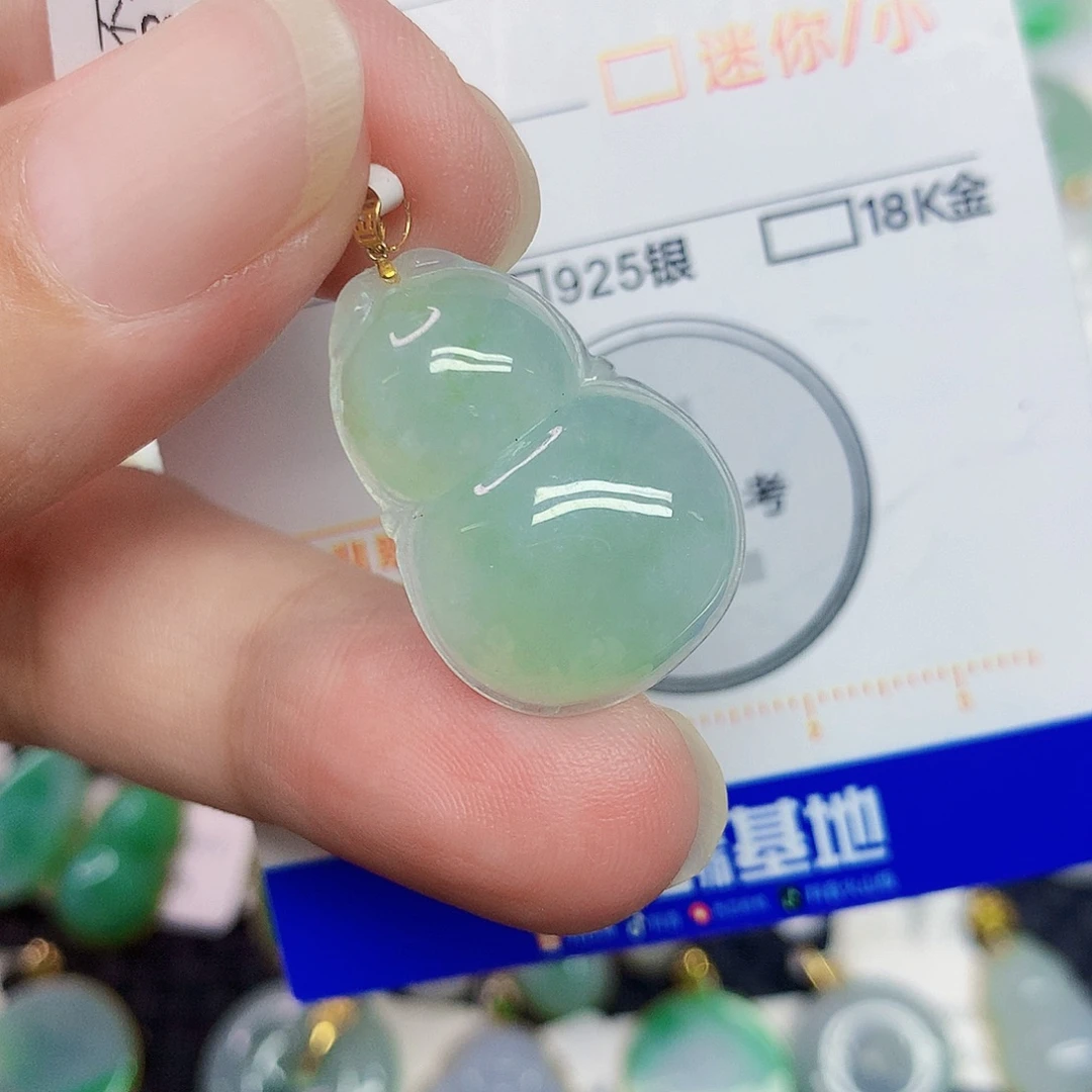 翡翠18K金镶嵌颈饰葫芦
