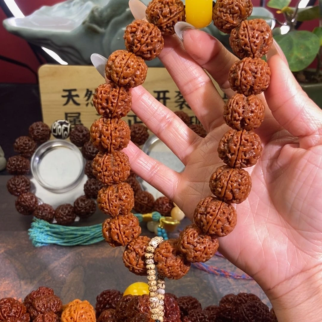 金刚菩提吊坠521手持。