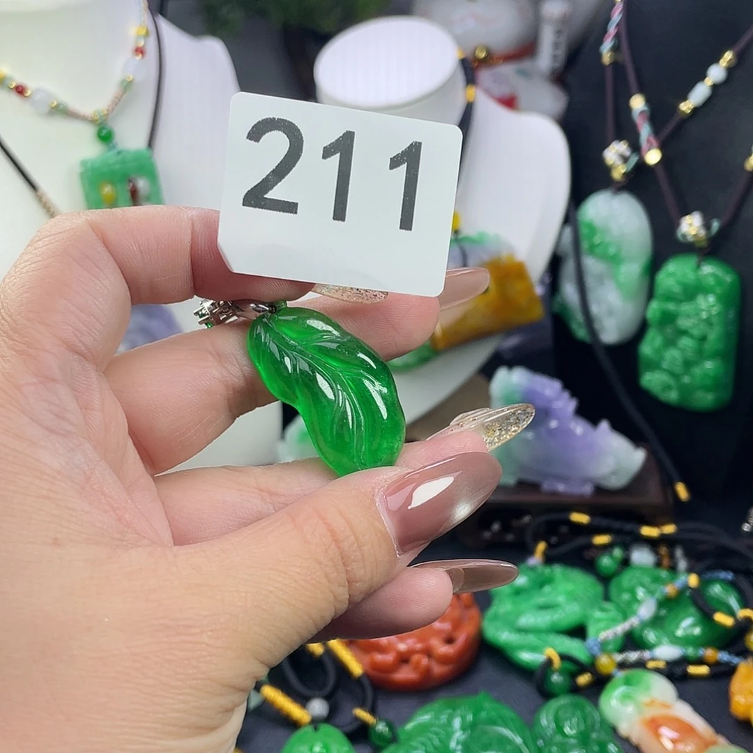 翡翠未镶嵌吊坠(赠链)