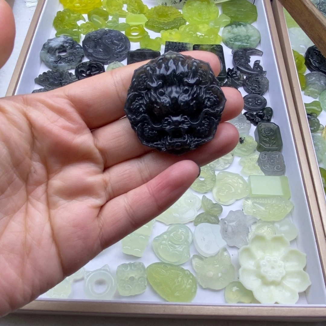 蛇纹石玉未镶嵌颈饰