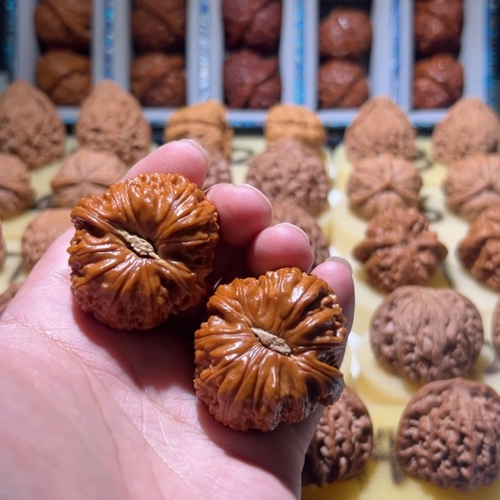 文玩核桃吊坠拱桥大眼白狮子