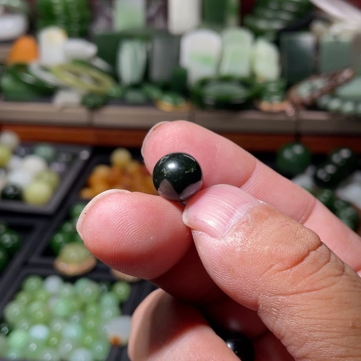 和田玉未镶嵌颈饰成圆珠，12mm