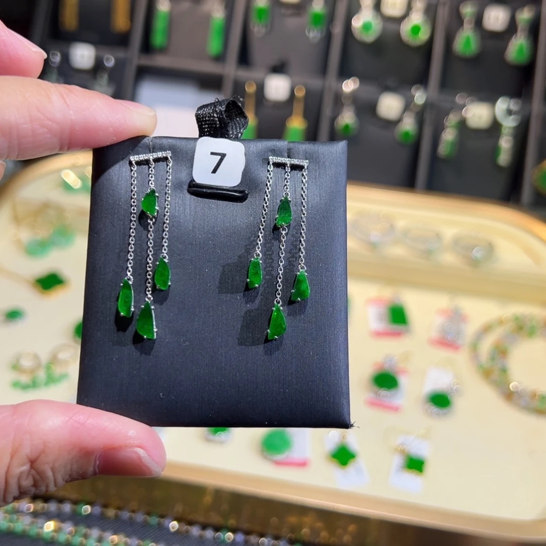 颈饰18K金镶嵌翡翠耳钉