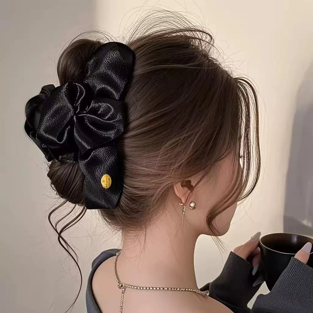 2025新款缎面抓夹高级感褶皱大号女云朵发夹后脑勺鲨鱼夹头饰夹子