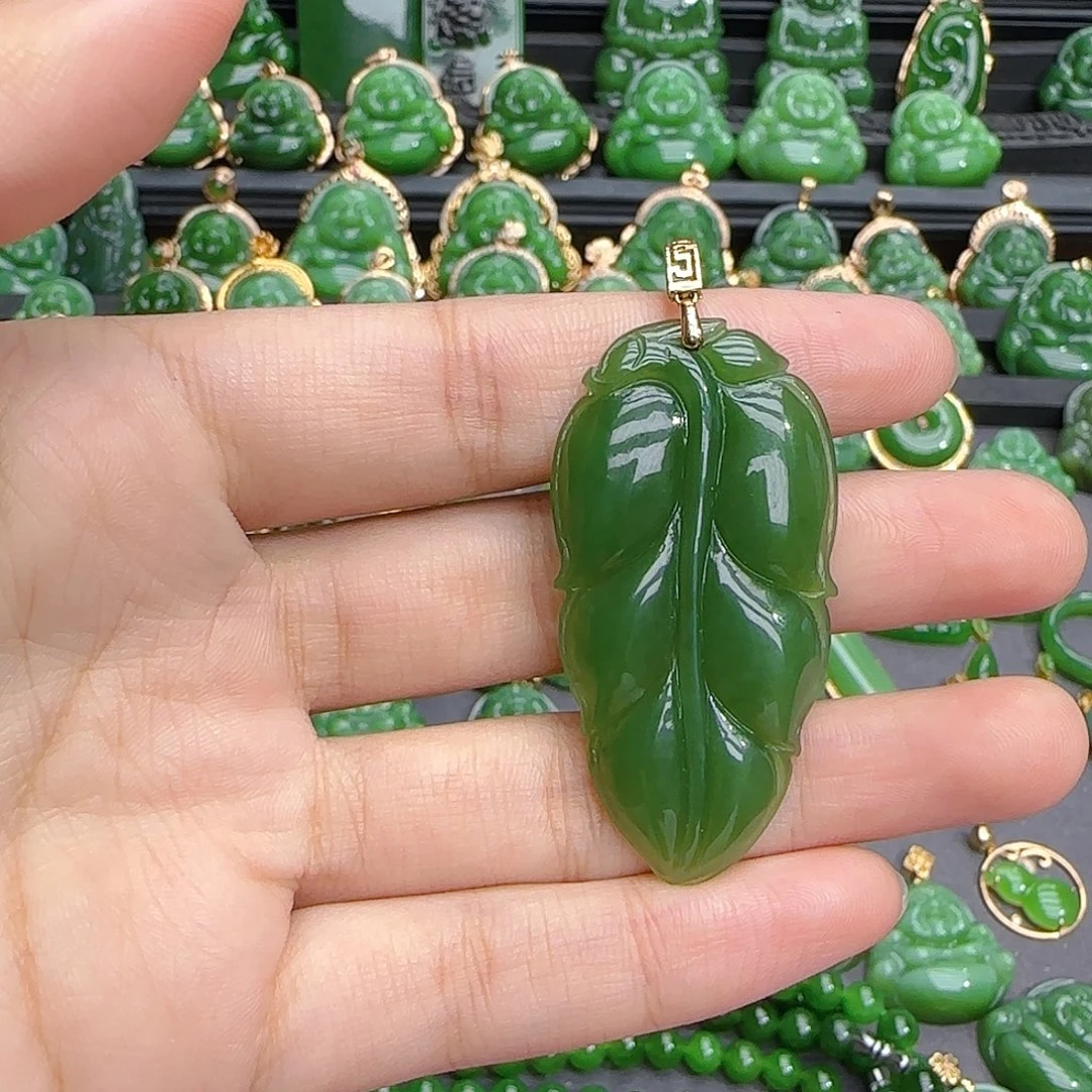 颈饰18K金镶嵌和田玉（碧玉）