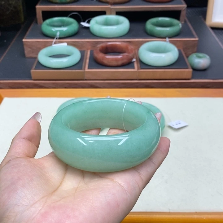 宝***石英质玉未镶嵌手镯