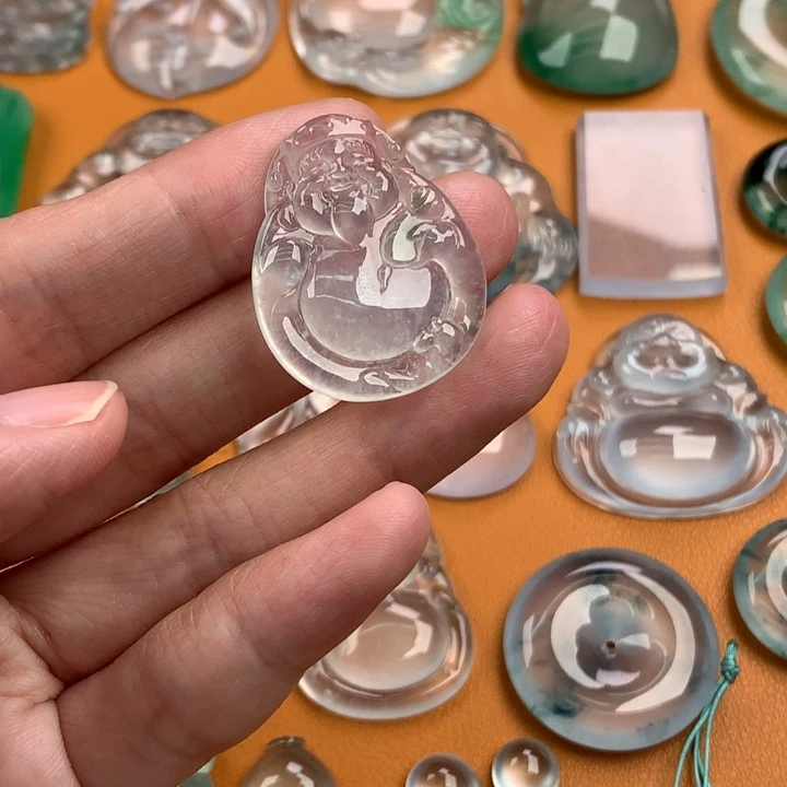 翡翠挂件未镶嵌….