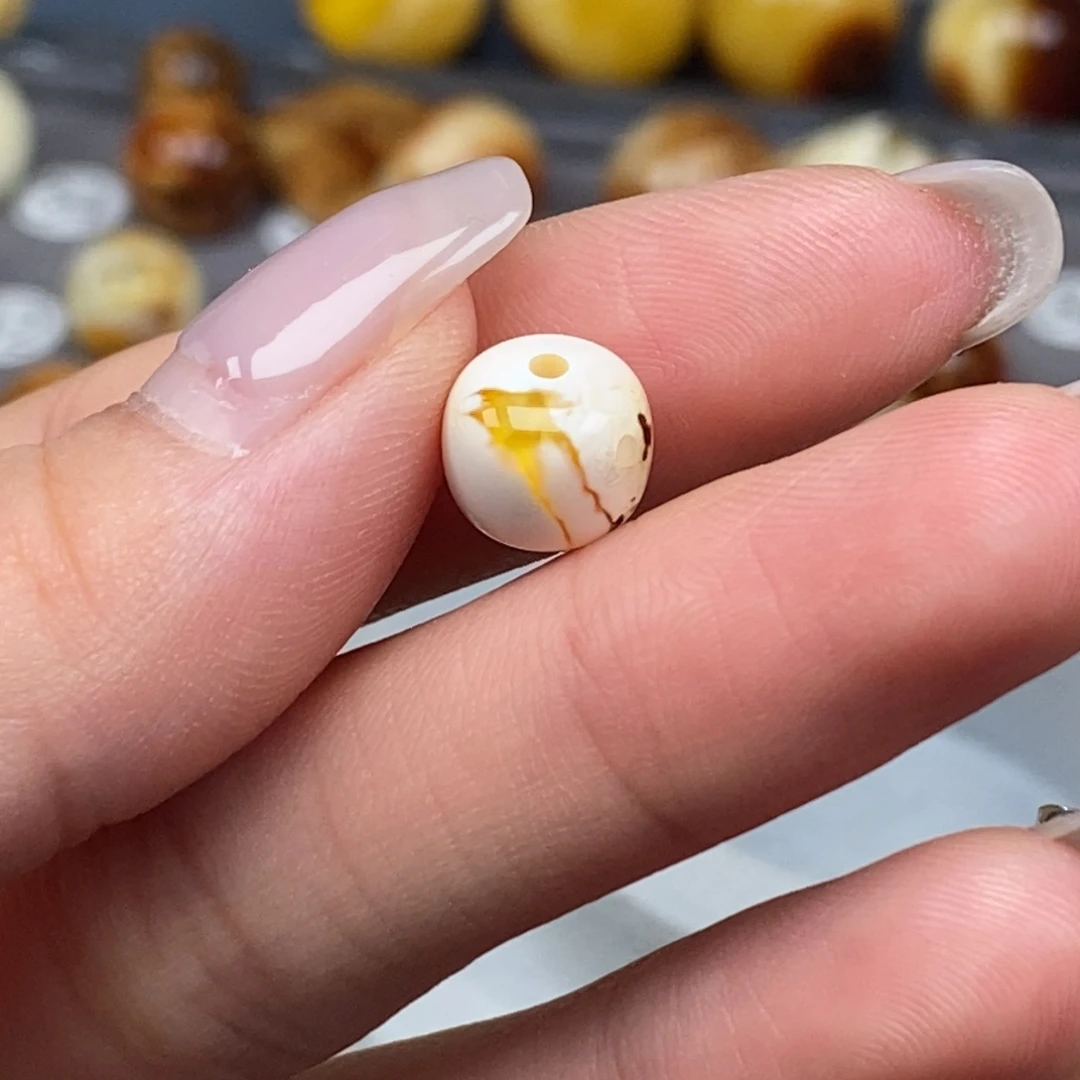 琥珀颈饰未镶嵌老型