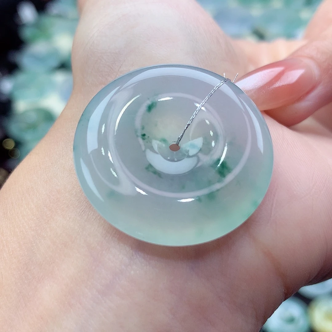 翡翠未镶嵌颈饰编号42。尺寸30.1-6.8