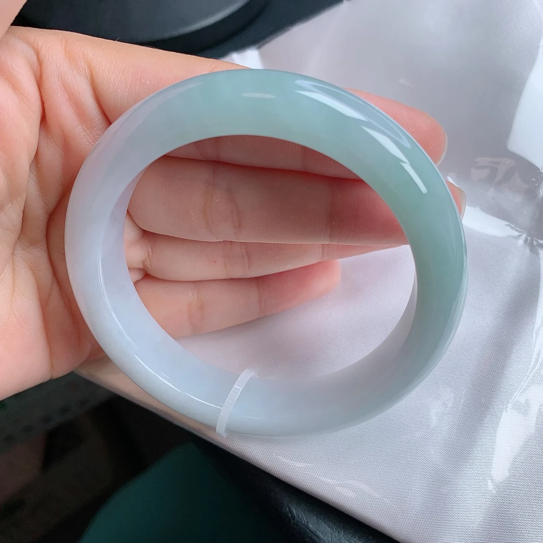 缅甸天然a货翡翠57圈口浅蓝底手镯