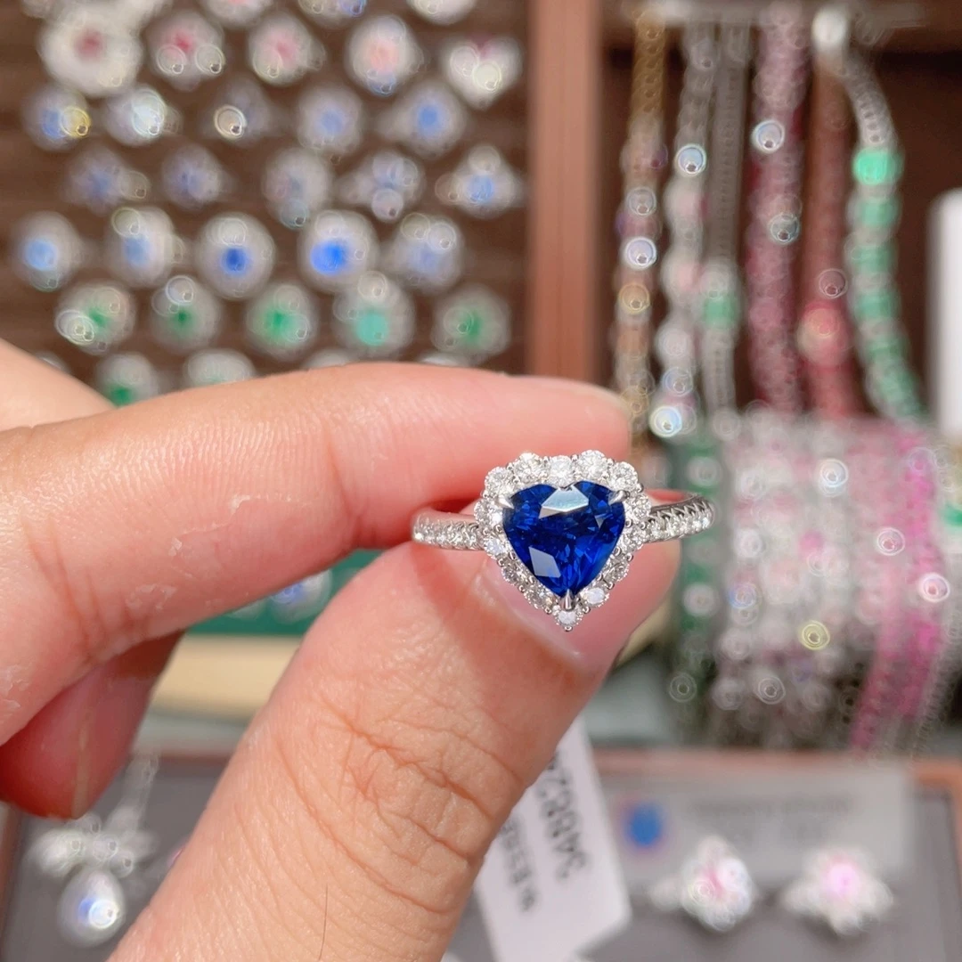 蓝宝石18K金镶嵌戒指2.01ct 皇家蓝