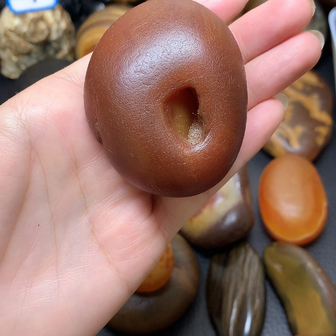 玛瑙原石窝窝石手把件