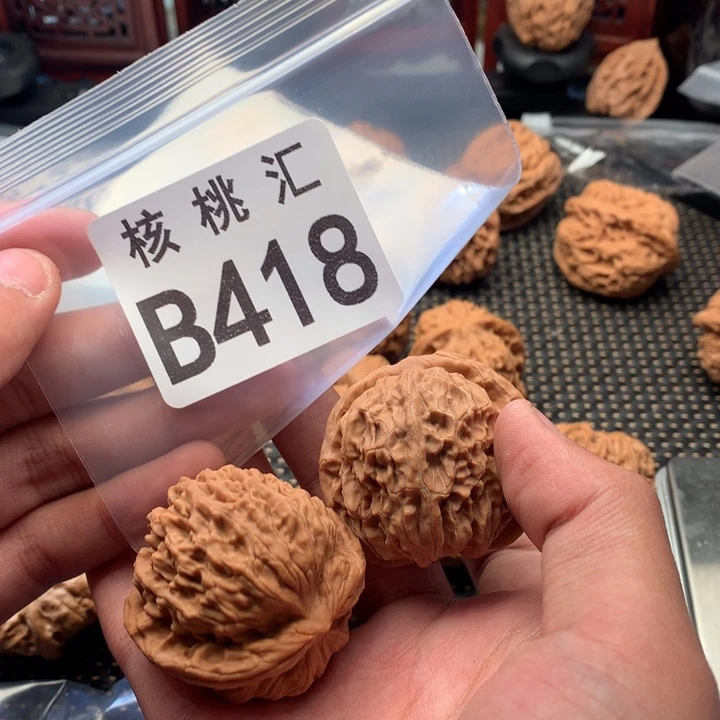 文玩核桃吊坠金麒麟