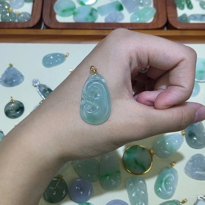 颈饰未镶嵌翡翠如意