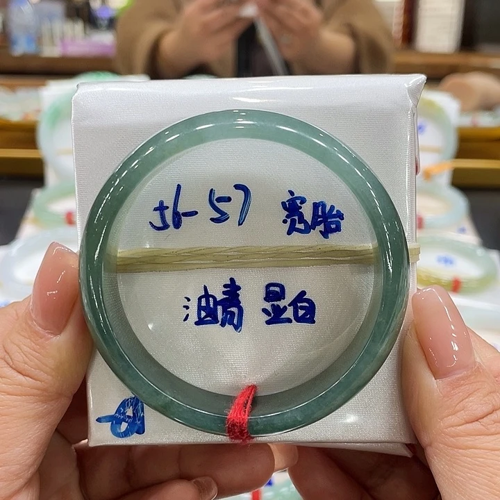 翡翠手镯未镶嵌翡翠