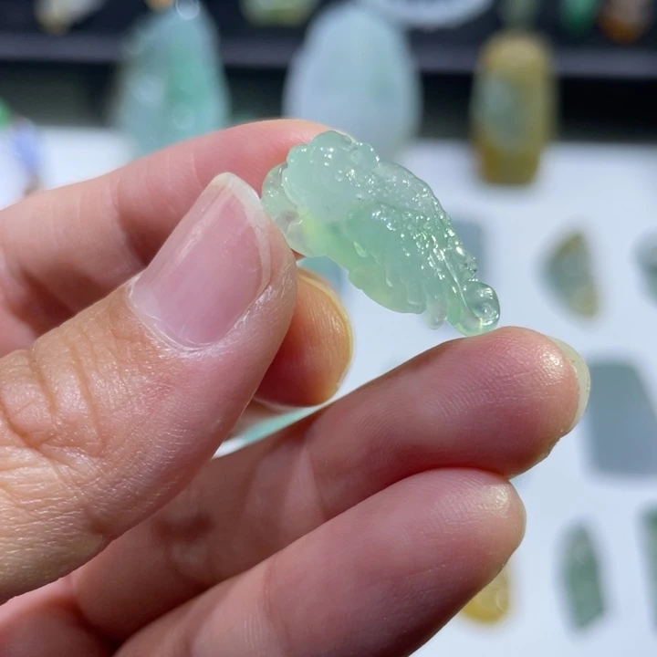翡翠未镶嵌颈饰老虎
