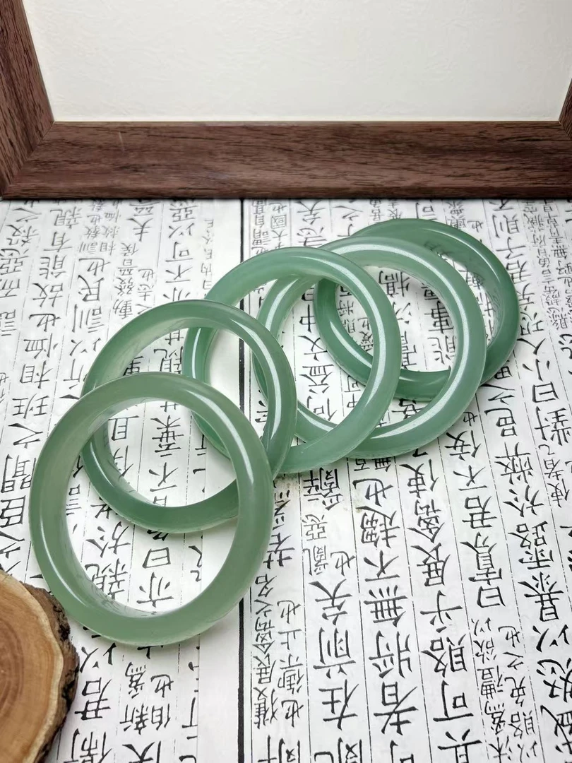 *东陵粉青手镯（有石纹水线色根色点，拍一发一多样性发货）