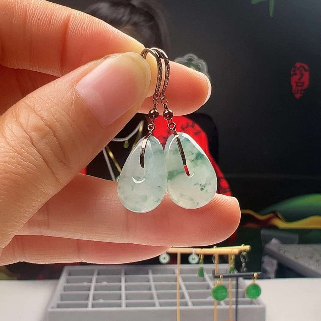 18K金镶嵌翡翠耳饰